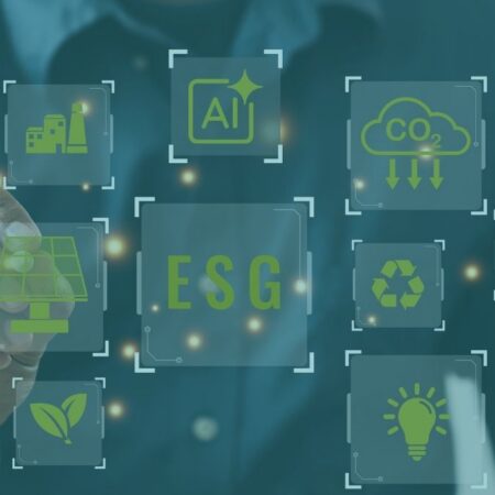 Mano interactuando con iconos de IA y ESG (CO2, energía, reciclaje) en una interfaz digital, símbolo del reporting ESG con datos fiables de Presgo.