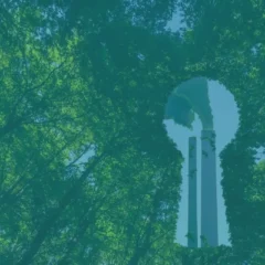 Copas de árboles vistas desde abajo que forman un hueco con forma de cerradura, a través del cual se ven dos chimeneas industriales emitiendo humo, junto al logotipo de Presgo.
