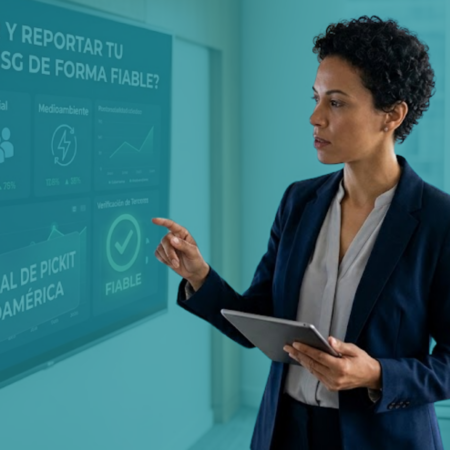 persona viendo reporte de sostenibilidad