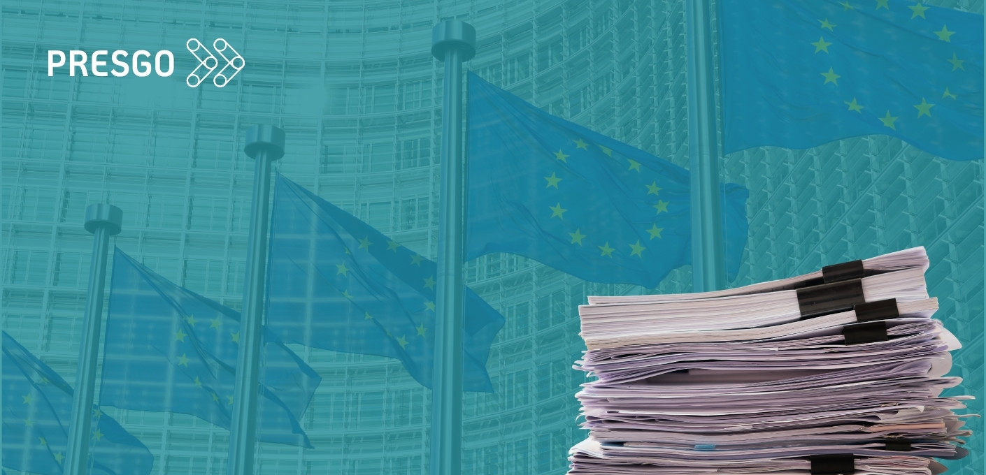 Banderas de la UE ante la sede de la Comisión Europea y una pila de documentos que ilustra el ómnibus CSRD