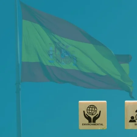 ESG en el sector público: bandera de España junto a tres bloques con los iconos ambiental, social y de gobernanza