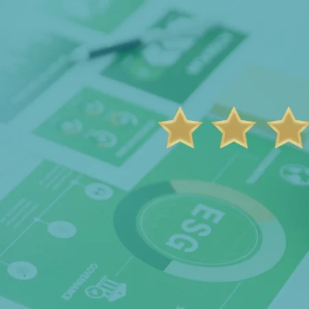 Mano señalando cinco estrellas de valoración sobre informes ESG, en referencia al rating ESG de proveedores